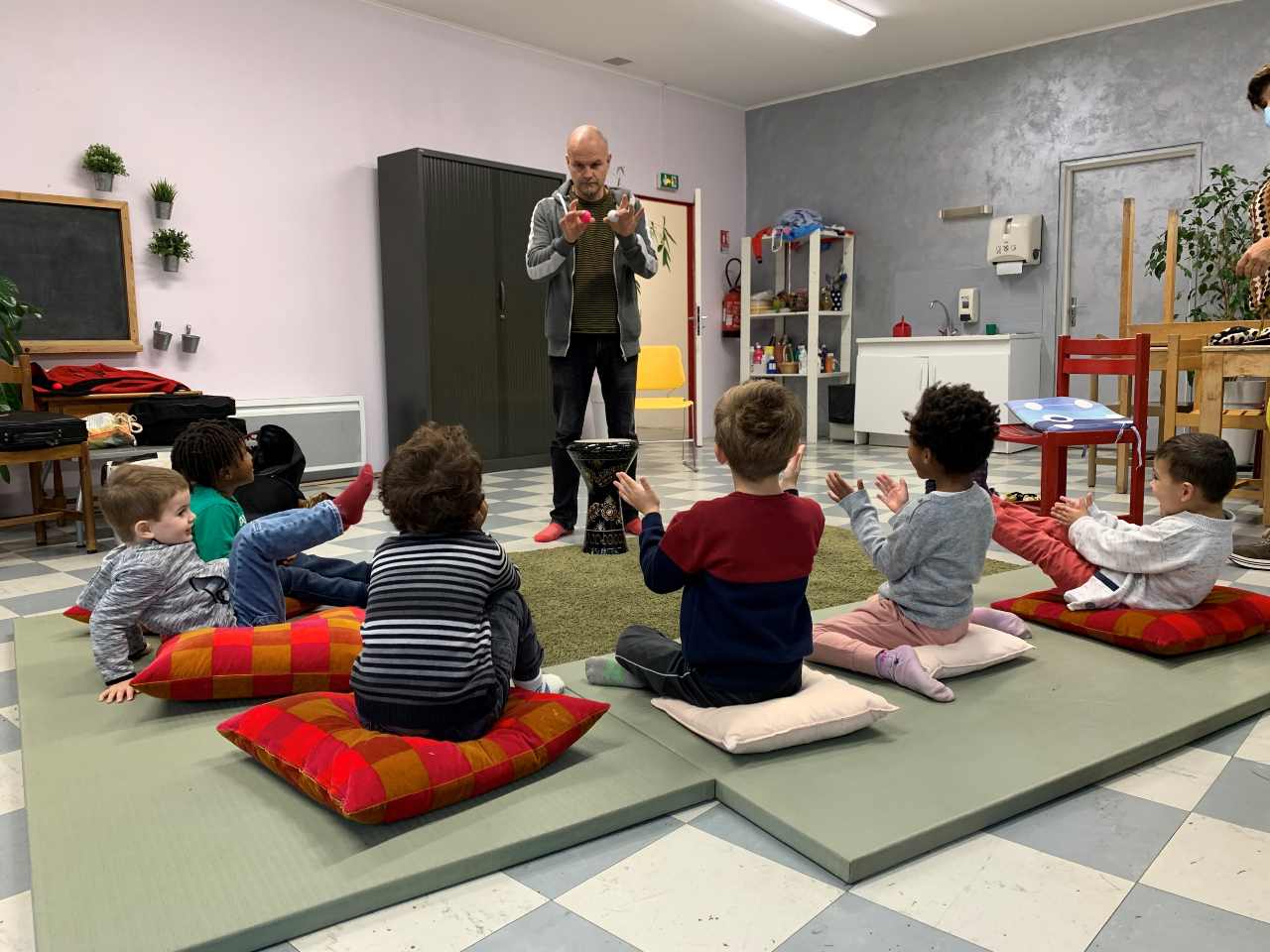 Atelier avec le musicien David Bruley et des enfants